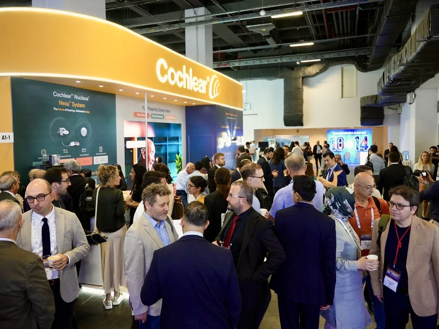 IFOS 2026 fuar alanında Cochlear standı